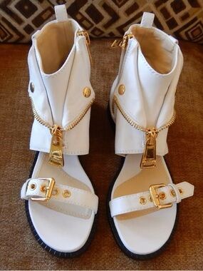 Auth Signature Moschino Coutour White Leather Biker Sandals Sz 8 Retail $1150.00